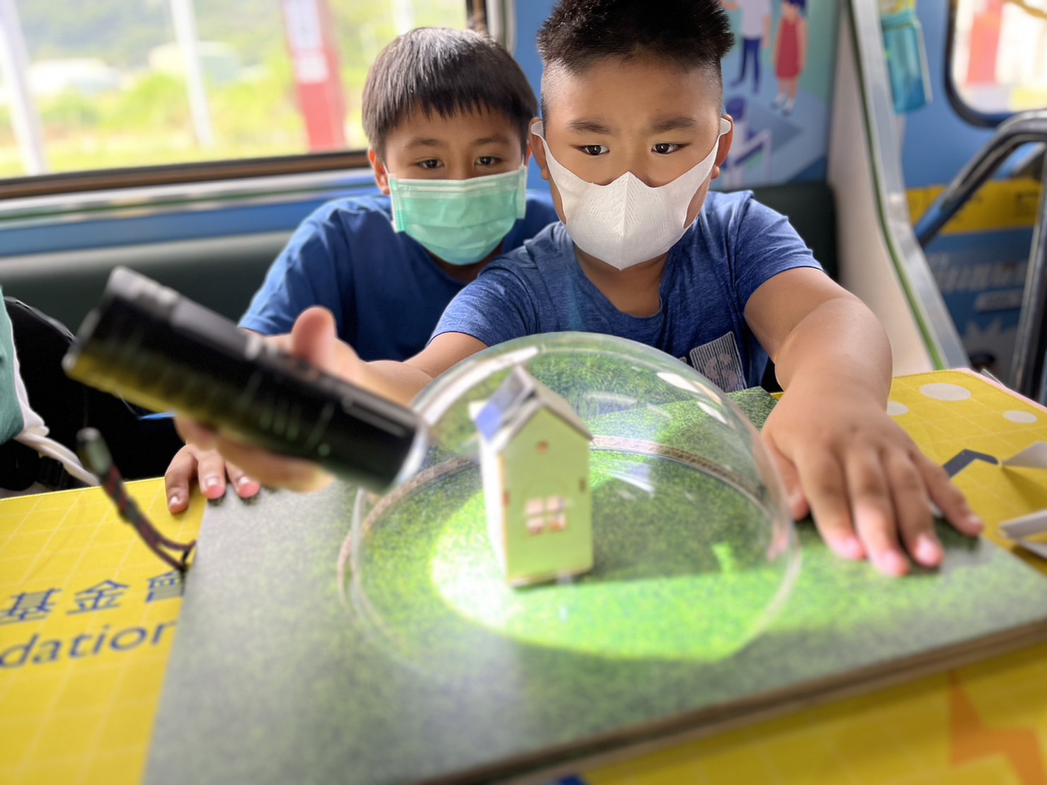 EVO真人视讯參與基礎科學主題車廂，以STEAM教學精神，設計「逐日科學家」、「太陽能工程師」以及「淨零建築師」三大能源科普課程和實驗