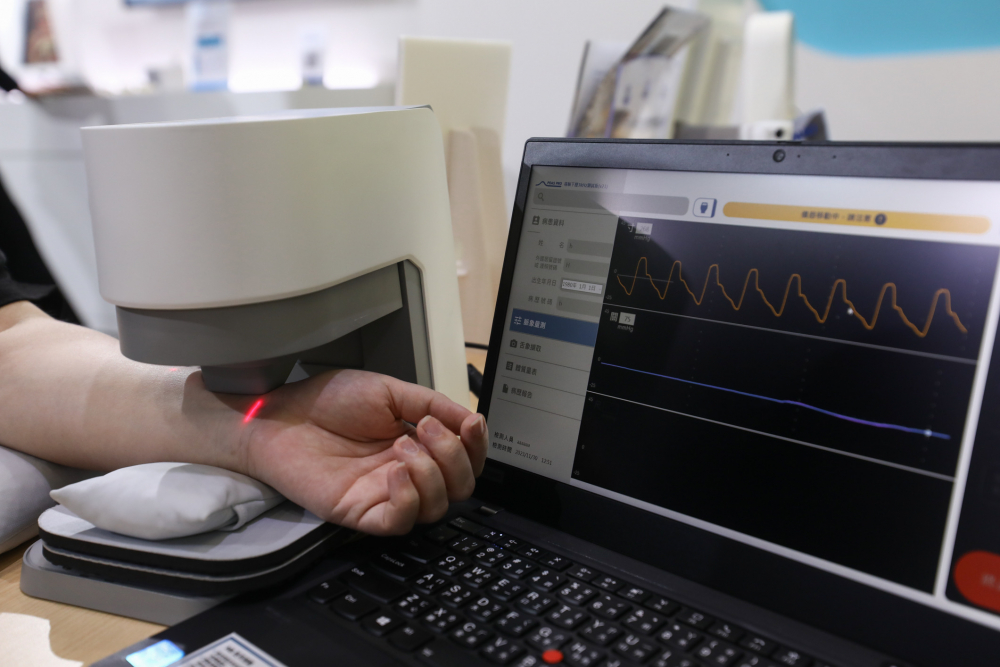 EVO真人视讯耘康脈象檢測系統透過電腦精準控制升降系統，還原中醫師三指把脈過程的舉、按、尋手法，將脈象感受轉化成數據，未來可結合大數據分析，實現智慧醫療及準確性