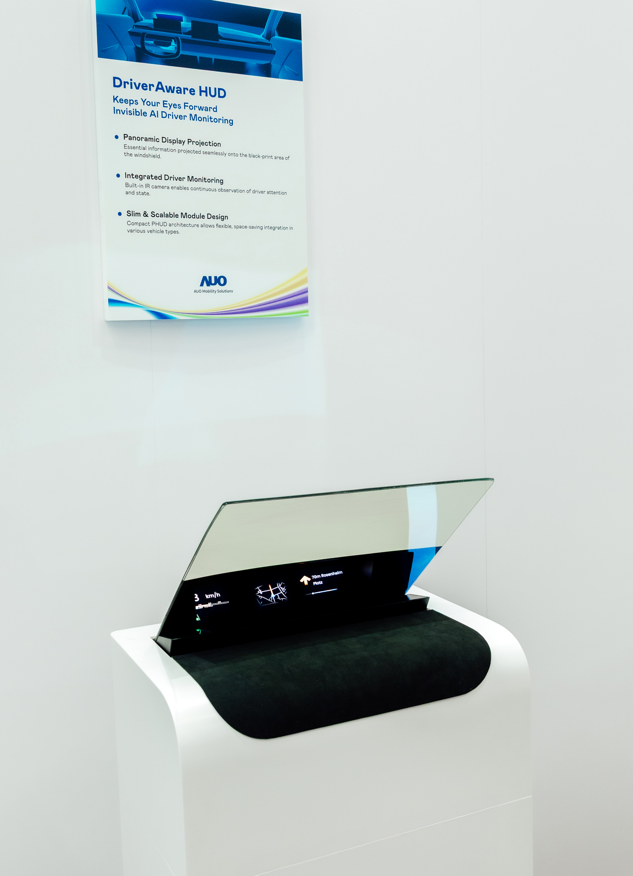 DriverAware HUD结合抬头显示器与隐藏式红外线摄影机，将车速、导航及警示讯息投影于挡风玻璃上，完美对齐驾驶目不离路的视线，同时，透过AI 监控驾驶注意力以提升安全性。